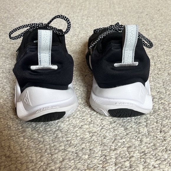 Nike Giannis immortality• black/white• Mens size 7• women’s size 8.5 - Picture 3 of 6